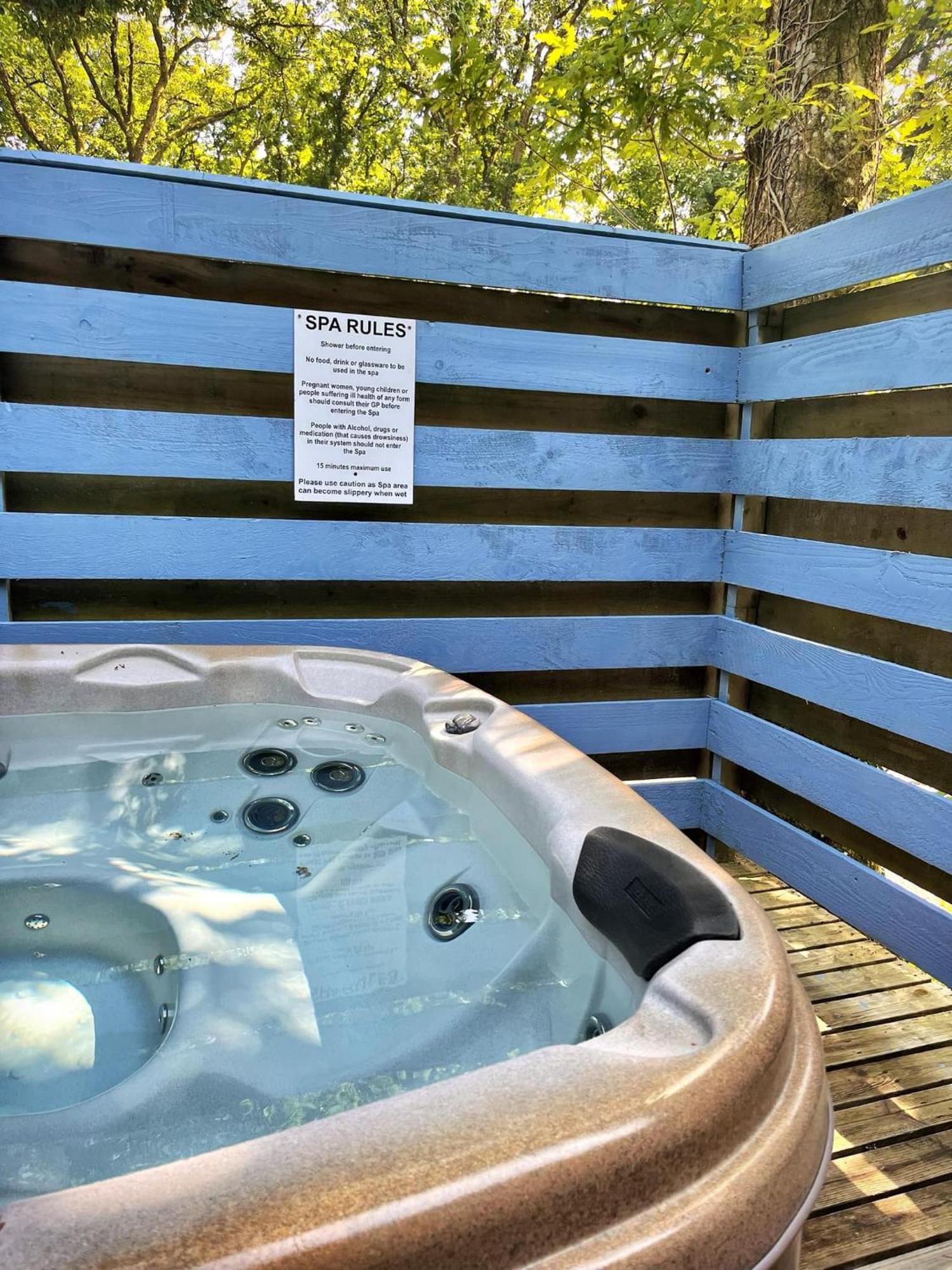 The Squirrel Lodge - Hot Tub - Pet Friendly - Pembrokeshire-Tenby Carmarthen Exterior foto